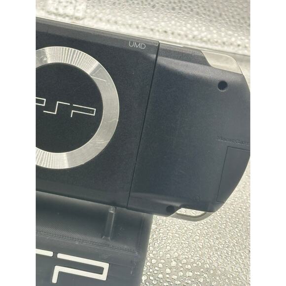 Black psp 1000 w/charger & new battery & circle pad - Picture 6 of 10